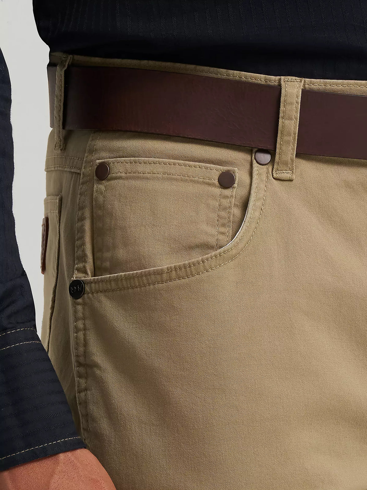 Fawn WRG Men's Wrangler Retro Stretch Twill--Slim Straight